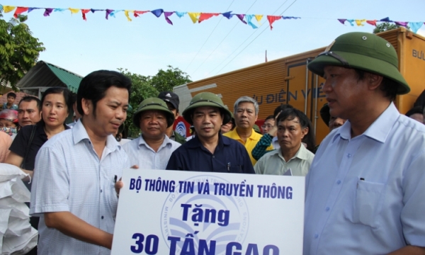 Bộ trưởng Trương Minh Tuấn tặng quà cho đồng bào vùng lũ lụt 